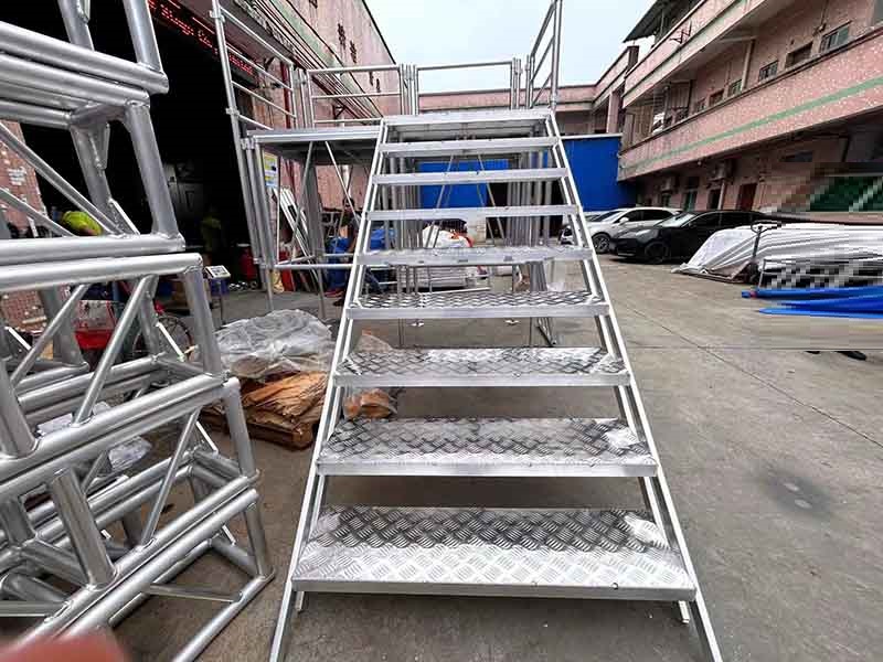 perakitan tangga panggung aluminium
