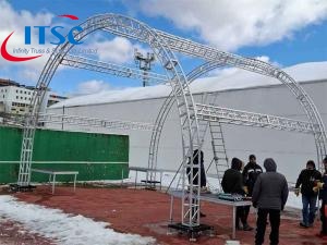 Sistem atap terowongan rangka panggung konser 8x8m
        