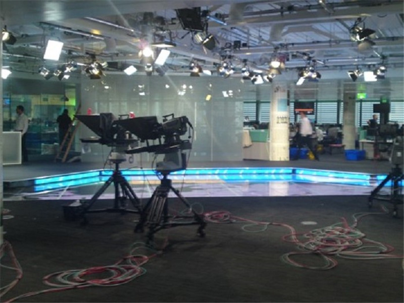Studio berita TV menyoroti peralatan panggung truss