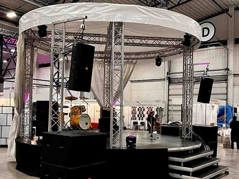 Bagaimana merancang dekorasi resepsi panggung pernikahan pink murah dengan Round stage Truss?