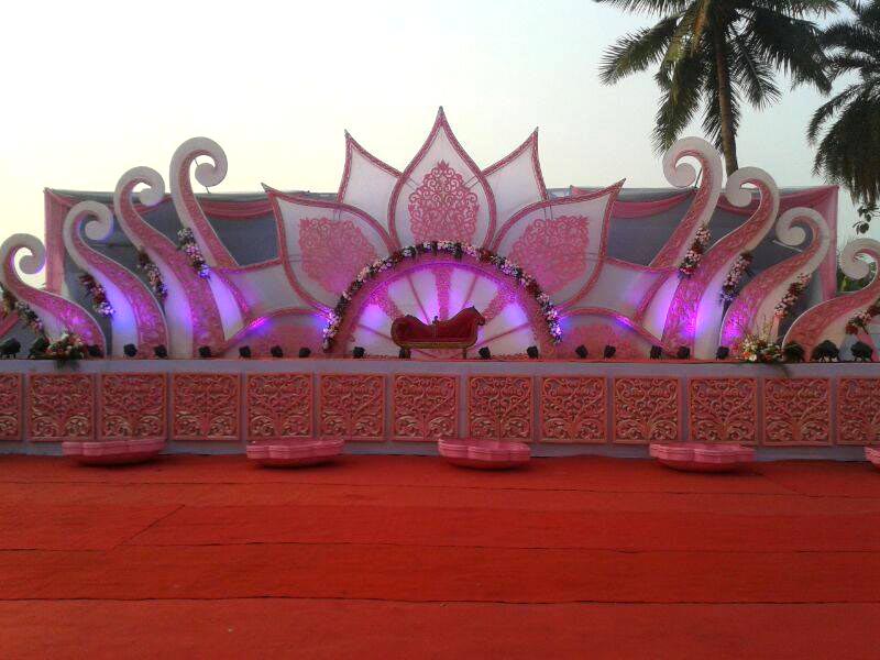 Ide Panggung Dekorasi Pernikahan Bunga Luar Ruangan India dengan