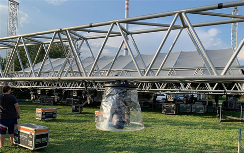 Struktur rangka atap aluminium oudoor setup di Slovakia untuk Merayakan Tahun Baru 2020