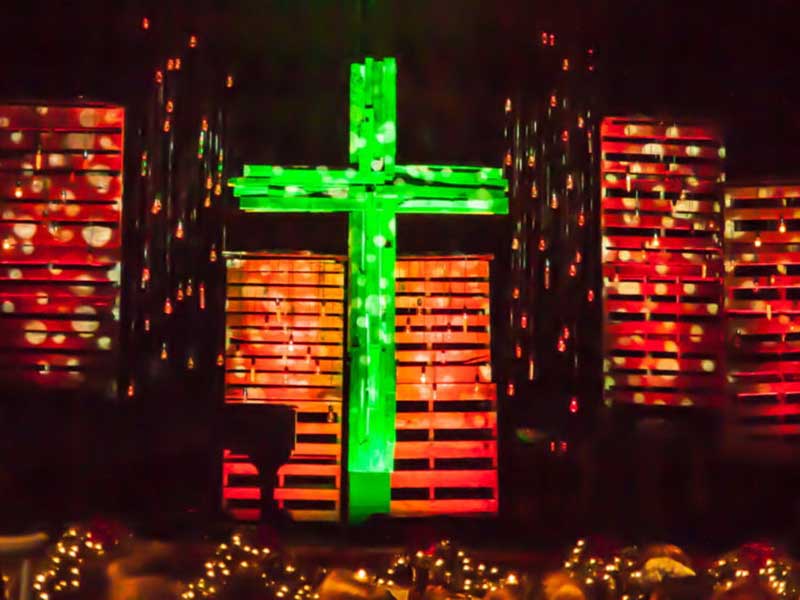 Latar Belakang Panggung Gereja Portabel dihiasi dengan salib dan pencahayaan panggung