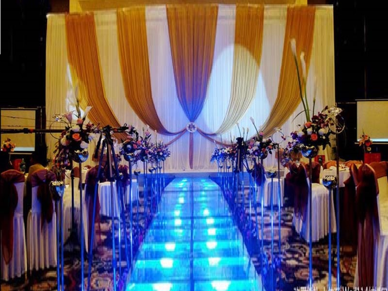 Bagaimana Anda bisa memasang panggung plexiglass akrilik bening yang mewah untuk dekorasi pernikahan?